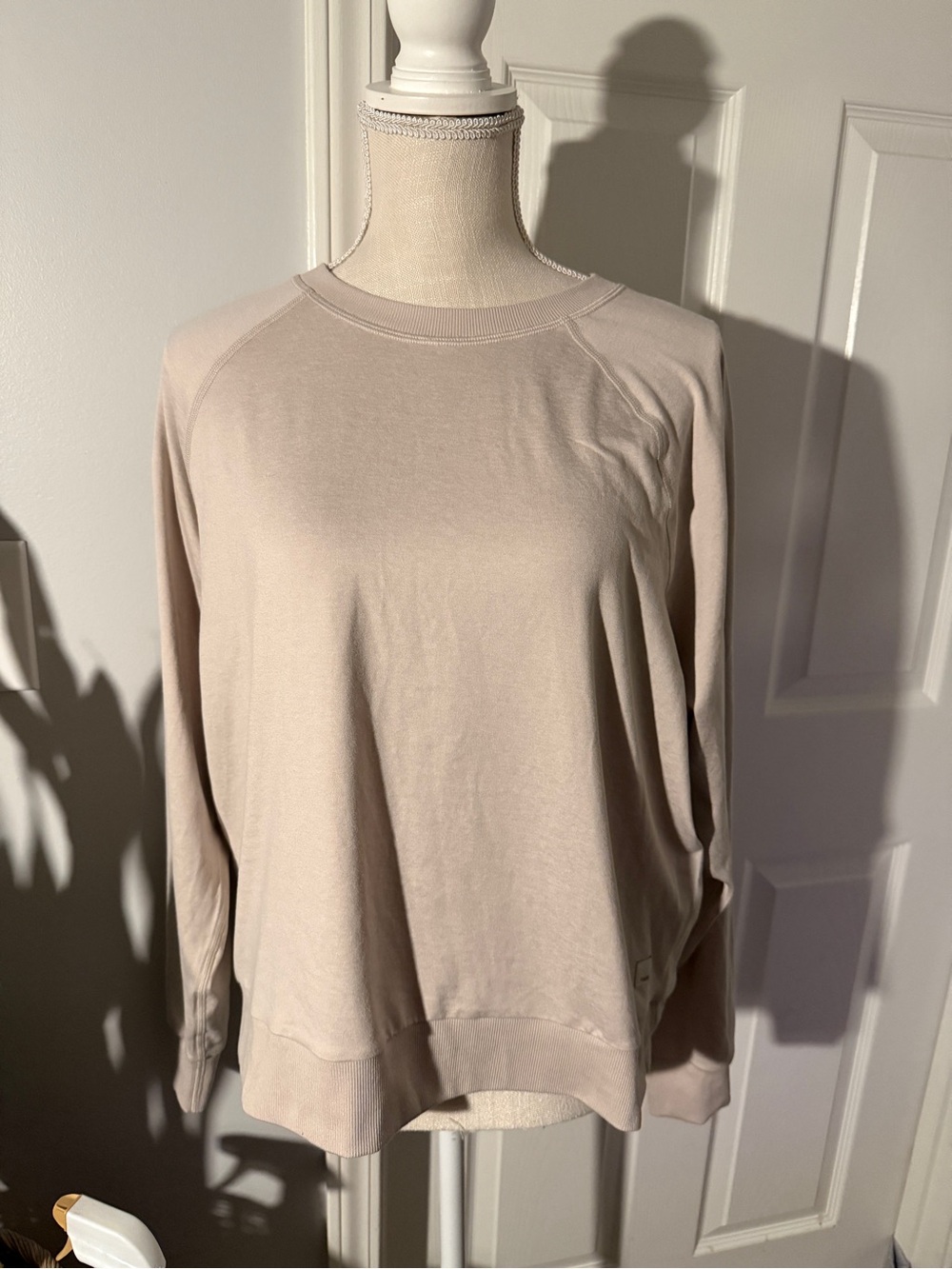 Vuori Women's Cream Halo Long Sleeve Crew Neck Large